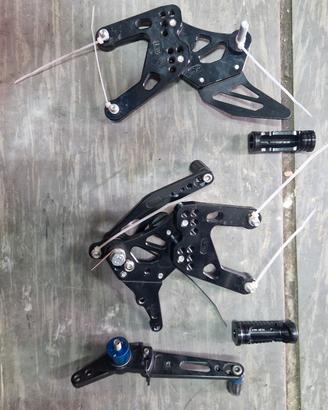 pedane arretrate accossato