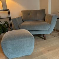 Designer Poltrona grigio con poggiapiedi.