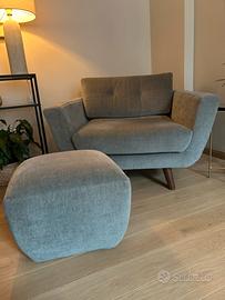 Designer Poltrona grigio con poggiapiedi.