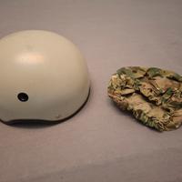 elmetto con copertura mimetica