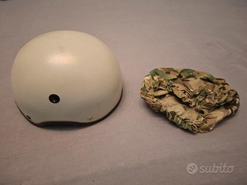 elmetto con copertura mimetica