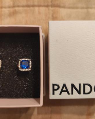Orecchini pandora punto luce quadrato blu