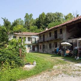 Due casali immersi nel verde di 330 mq complessivi