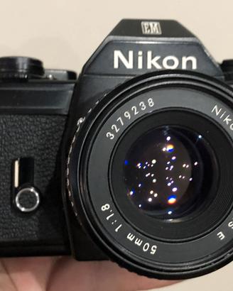 Nikon EM con Nikkor 50mm 1,8