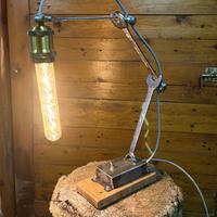 Lampada da tavolo stile industriale