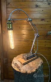 Lampada da tavolo stile industriale