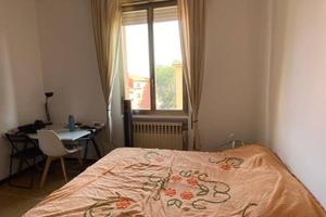 Stanza in appartamento di 130 m² a Bologna
