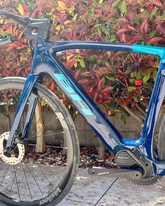 Bicicletta a pedalata assistita BH CORE CARBON