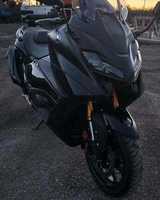 Yamaha t max 560