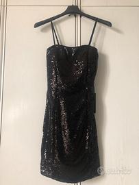 Tubino nero, spalline sottili, paillettes