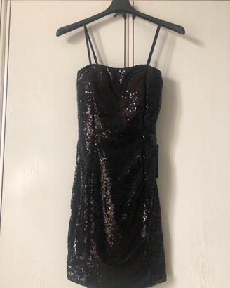 Tubino nero, spalline sottili, paillettes