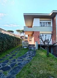 Villa di 150 m² con più di 5 locali a Pietrasanta