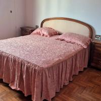 Letto matrimoniale in legno con comodini abbinati