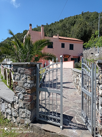 Casa sulla costa con giardino e parcheggio