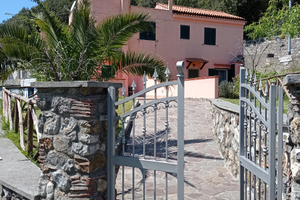 Casa sulla costa con giardino e parcheggio