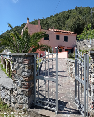 Casa sulla costa con giardino e parcheggio