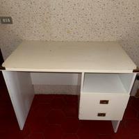 Scrivania bianca con cassetti