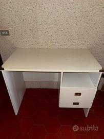 Scrivania bianca con cassetti