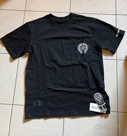 T-shirt Chrome Hearts nera con taschino e logo