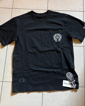 T-shirt Chrome Hearts nera con taschino e logo