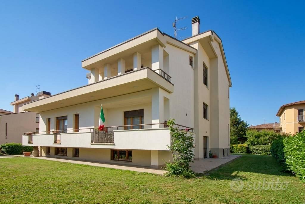Villa di 260 m² con più di 5 locali e box auto dop