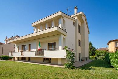 Villa di 260 m² con più di 5 locali e box auto dop