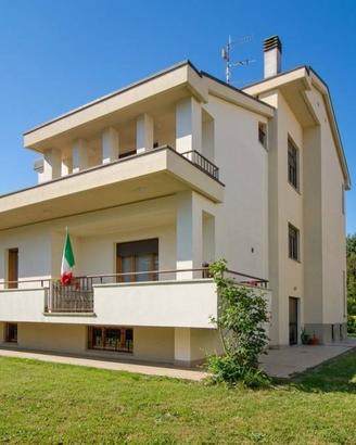 Villa di 260 m² con più di 5 locali e box auto dop