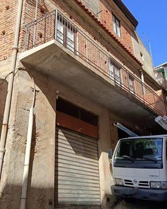 Alì, stabile semi indipendente di 80 mq più garage