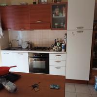 cucina con frigo e forno 