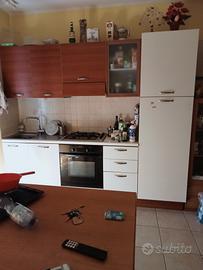 cucina con frigo e forno 