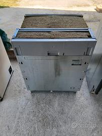 Lavastoviglie BAUKNECHT a incasso semi nuova 