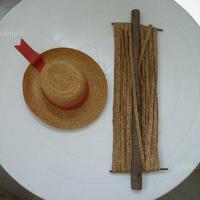 Cappello di paglia e attrezzo per treccia antico