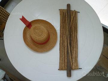 Cappello di paglia e attrezzo per treccia antico