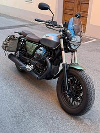 Moto Guzzi V9 bobber centenario