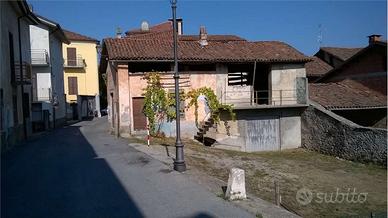 Casetta in centro con giardino
