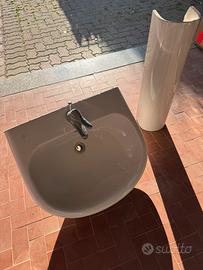 Lavabo con colonna