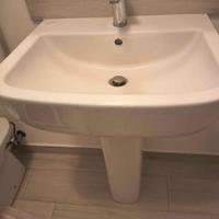 lavandino da bagno con supporto