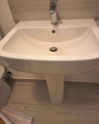 lavandino da bagno con supporto