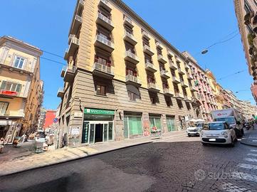 NEGOZIO A NAPOLI