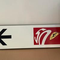 Cartello stradale Ferrari cinquantesimo