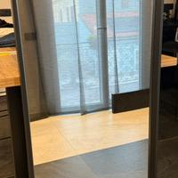 Specchio da parete con finitura elegante e moderno