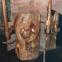 Bagiu in legno con candele e portalampada