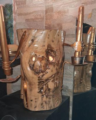Bagiu in legno con candele e portalampada