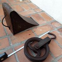 2 ferri vintage carrucola e fermo camion