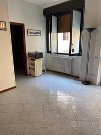 2 local con cucina abitabile