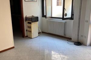 2 local con cucina abitabile