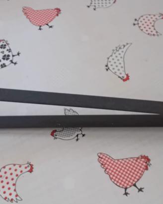 Pinza lunga in ferro battuto per legna e braci