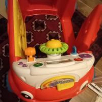 Macchinina giocattolo cavalcabile interattivo.