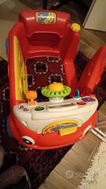 Macchinina giocattolo cavalcabile interattivo.