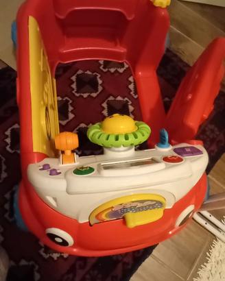 Macchinina giocattolo cavalcabile interattivo.